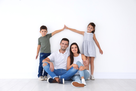 Familia feliz en su nueva casa