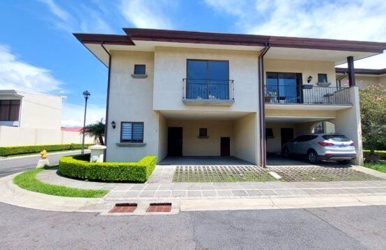 Casa en venta, ubicada en Condominio Hojarasca Real Heredia, Belén